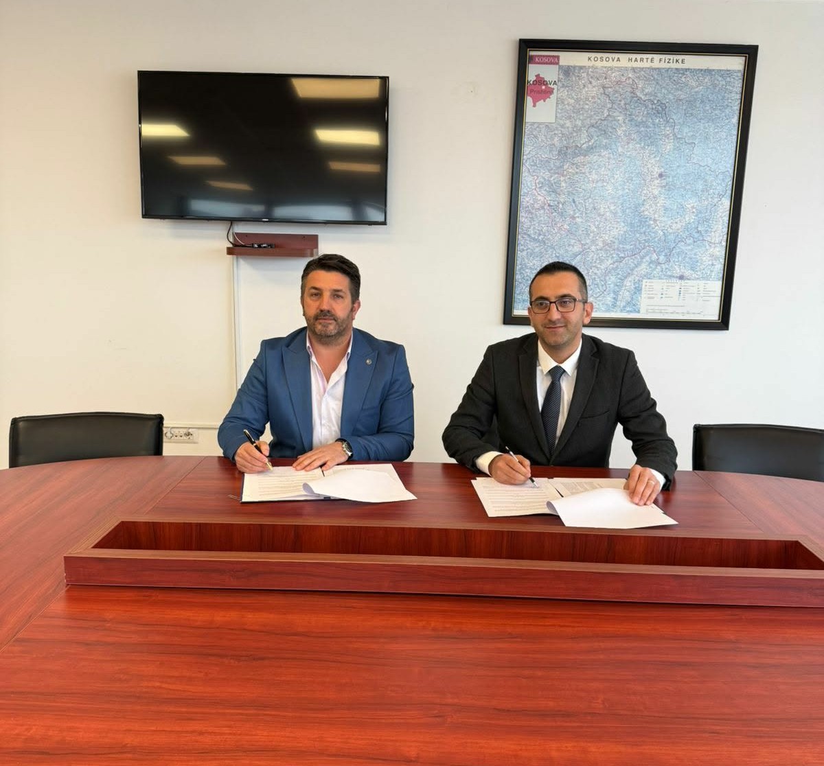 Nënshkruhet Memorandum Bashkëpunimi ndërmjet Agjencisë së Regjistrimit Civil dhe Institutit për Krimet e Kryera gjatë Luftës